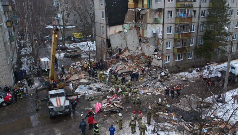 Сотрудники МЧС РФ во время разбора завалов у пострадавшего в результате взрыва бытового газа многоэтажного дома во Фрунзенском районе города Ярославля. 16 февраля 2016 год