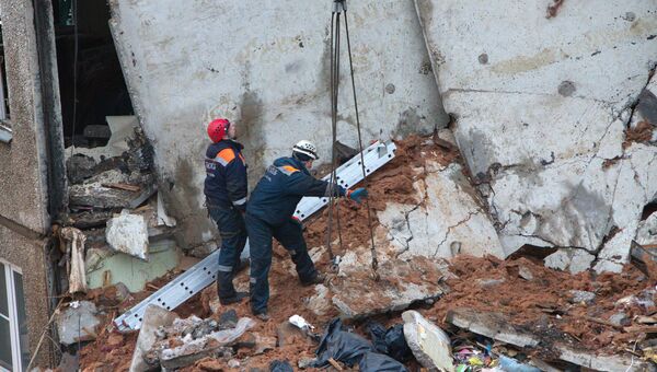 Сотрудники МЧС разбирают завалы после взрыва бытового газа в пятиэтажном доме во Фрунзенском районе Ярославля. 16 февраля 2016 год
