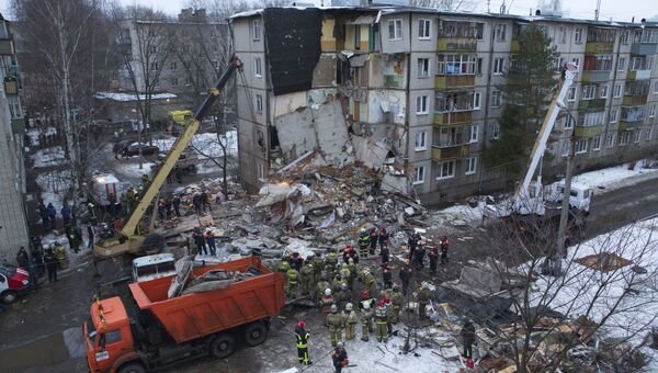 Сотрудники МЧС разбирают завалы после взрыва бытового газа в пятиэтажном доме во Фрунзенском районе Ярославля. 16 февраля 2016 год