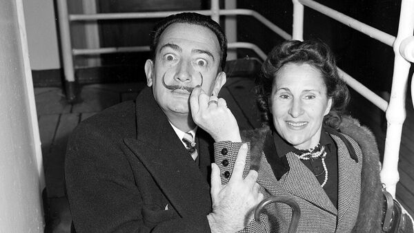 Сальвадор Дали с женой Галой на борту лайнера Звезда Америки, 24 декабря 1951