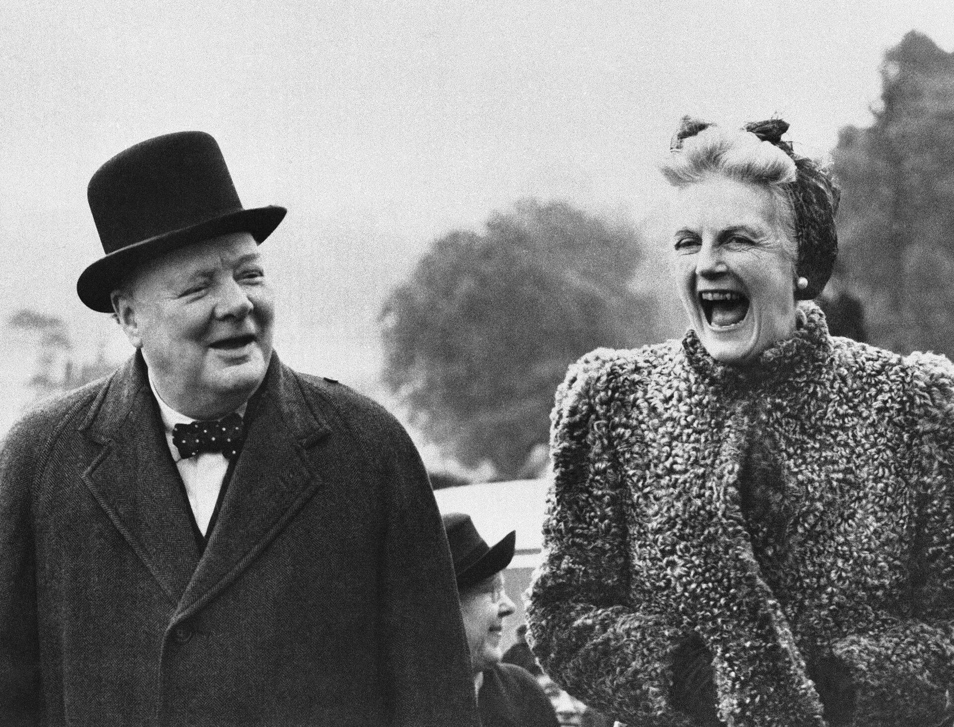 Премьер-министр Великобритании Уинстон Черчилль с женой Клементиной, 27 мая 1945 - РИА Новости, 1920, 15.09.2020