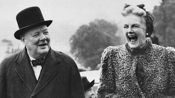 Премьер-министр Великобритании Уинстон Черчилль с женой Клементиной, 27 мая 1945