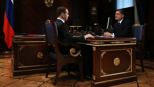 Председатель правительства РФ Дмитрий Медведев и председатель коллегии ЕЭК Тигран Саркисян во время встречи в подмосковной резиденции Горки