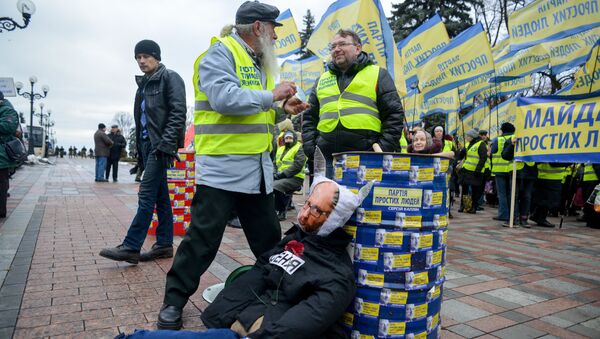 Участники акции протеста у здания Верховной рады в Киеве с требованием отставки правительства Украины во главе с премьер-министром Арсением Яценюком. Архивное фото