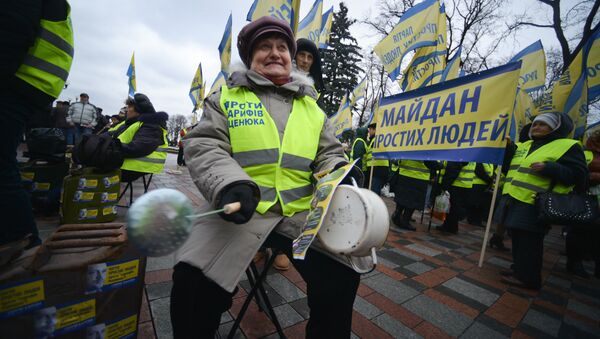 Участники акции протеста у здания Верховной рады в Киеве с требованием отставки правительства Украины во главе с премьер-министром Арсением Яценюком