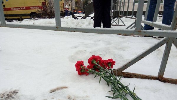 Цветы на месте взрыва бытового газа в пятиэтажном доме во Фрунзенском районе Ярославля