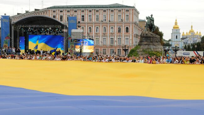 На Софиевской площади в Киеве развернули украинский флаг. Архивное фото