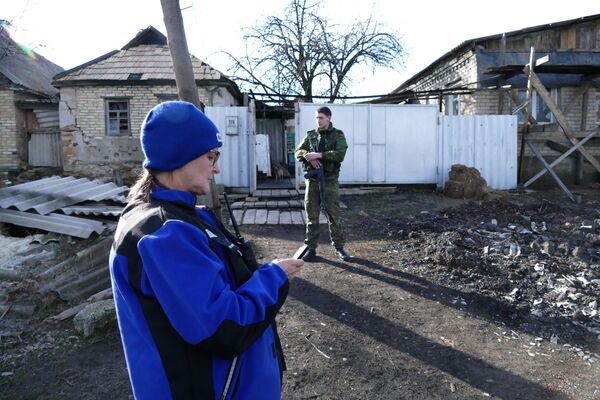 Сотрудник ОБСЕ в поселке Зайцево в Донецкой области