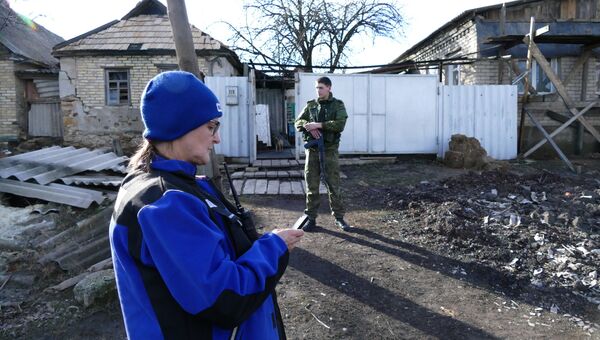 Сотрудник ОБСЕ в поселке Зайцево в Донецкой области. Архивное фото