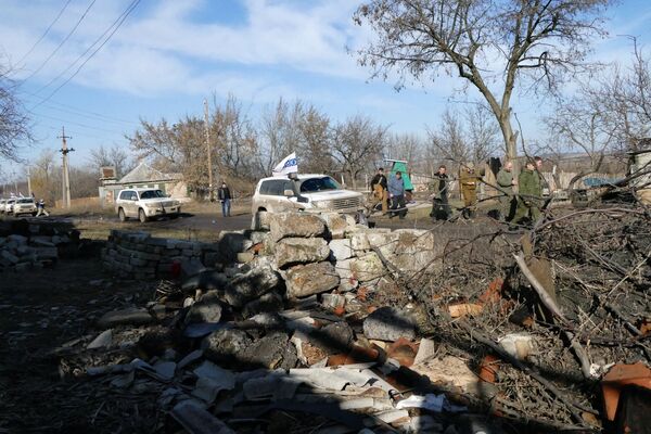 Автомобили ОБСЕ в поселке Зайцево в Донецкой области