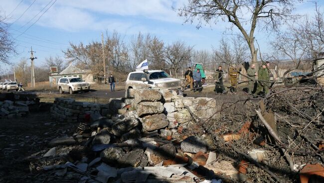 Автомобили ОБСЕ в поселке Зайцево в Донецкой области. Архивное фото