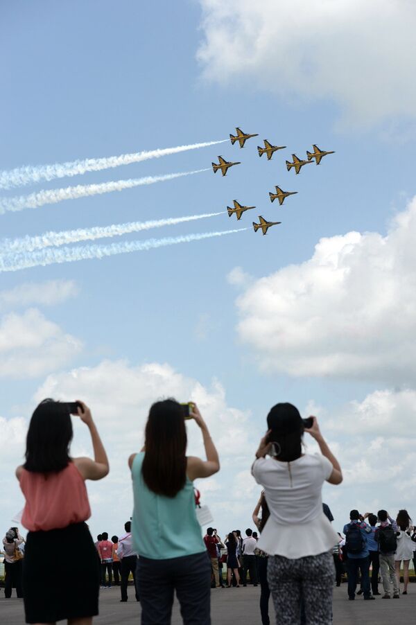 Выступление пилотажной группы Black Eagles из Южной Кореи на авиашоу Singapore Airshow в Сингапуре