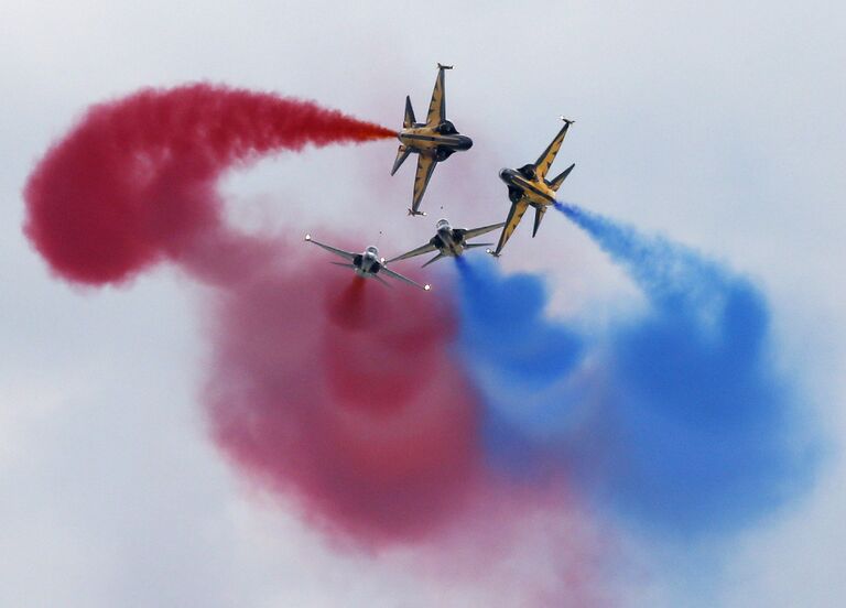 Выступление пилотажной группы Black Eagles из Южной Кореи на авиашоу Singapore Airshow в Сингапуре