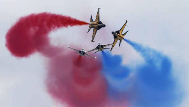 Выступление пилотажной группы Black Eagles из Южной Кореи на авиашоу Singapore Airshow в Сингапуре