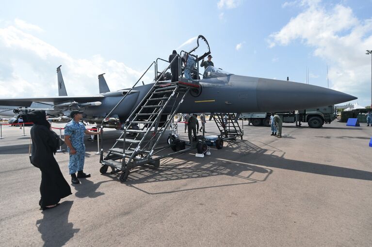 Посетители на авиашоу Singapore Airshow в Сингапуре