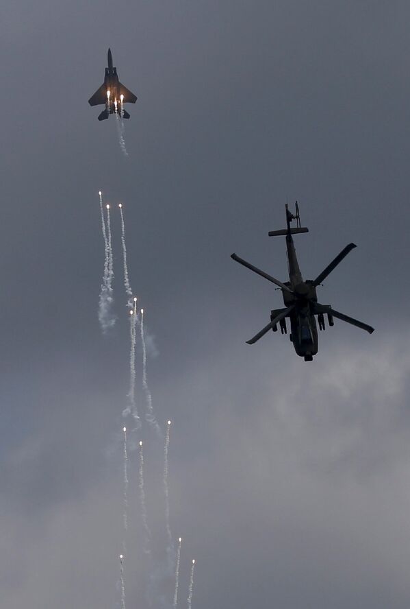 Совместный показательный полет истребителя F-15SG и вертолета AH-64D Apache ВВС Сингапура на авиашоу Singapore Airshow