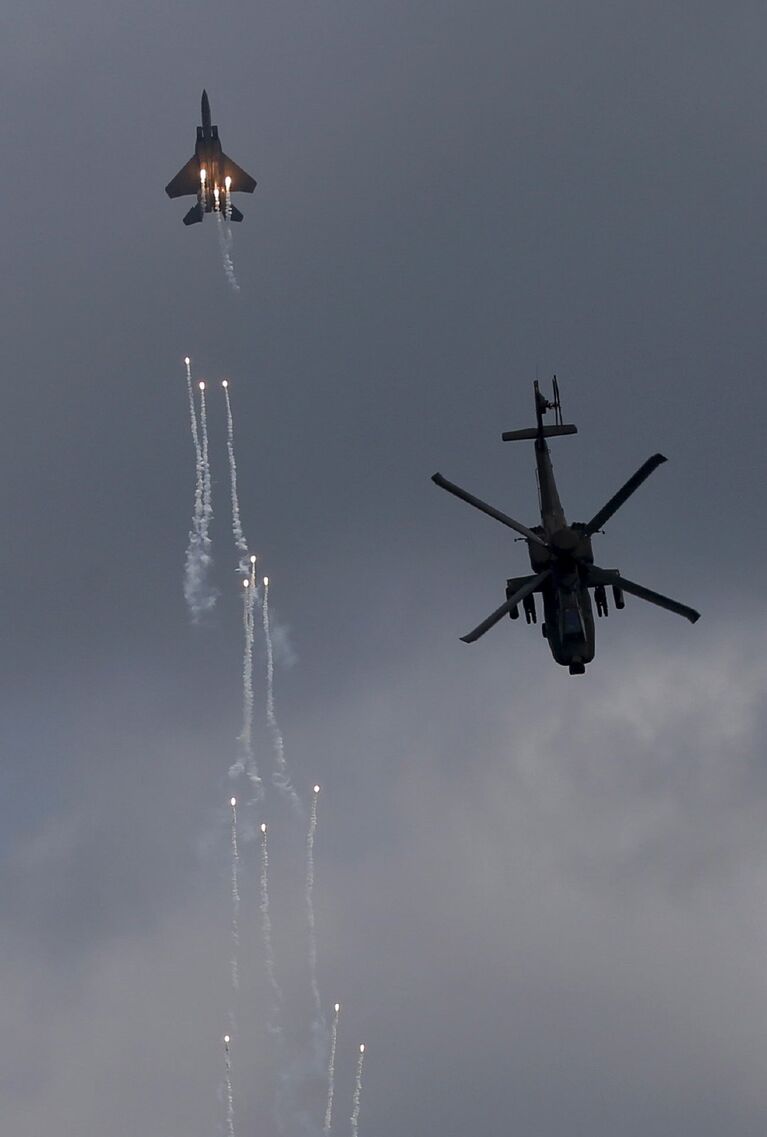 Совместный показательный полет истребителя F-15SG и вертолета AH-64D Apache ВВС Сингапура на авиашоу Singapore Airshow