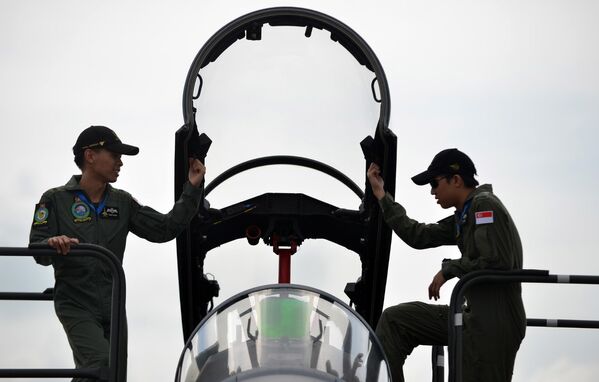 Технический персонал возле истребителя F-16 сингапурских ВВС на авиашоу Singapore Airshow