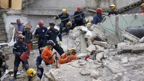 Спасательные работы на месте взрывов на газораспределительной станции в Санто-Доминго, Доминиканская Республика