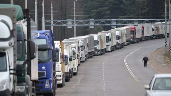Российские грузовики в очереди на пересечение белорусско-литовской границы в пункте пропуска Бенякони в Гродненской области Белоруссии