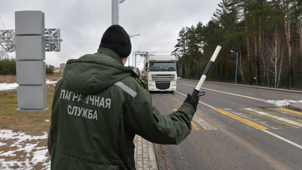 Сотрудник пограничной службы на пересечении белорусско-литовской границы. Архивное фото