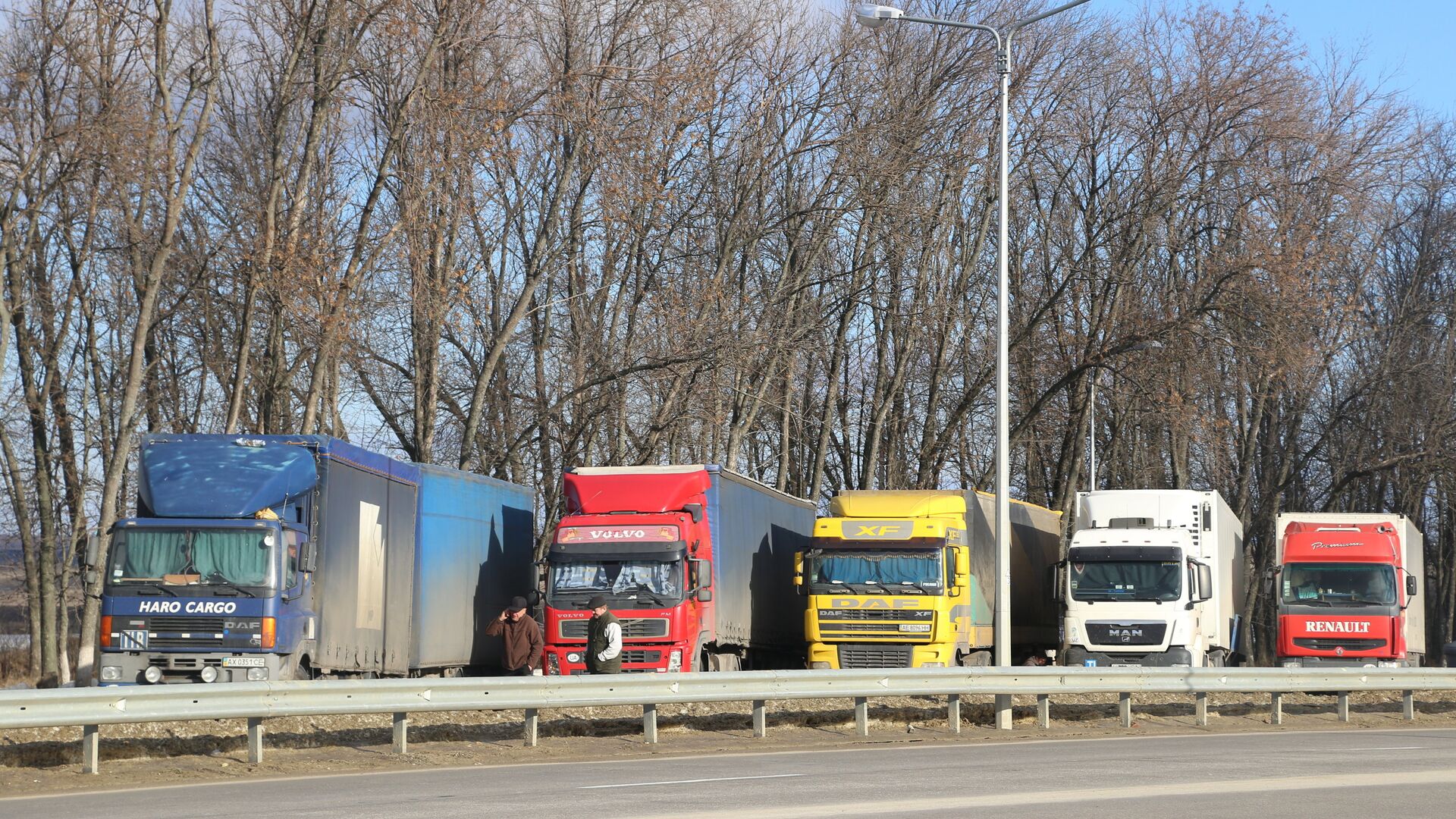 Грузовики в очереди на пересечение российско-украинской границы в пункте пропуска Нехотеевка Белгородской области - РИА Новости, 1920, 02.10.2020