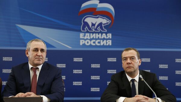 Дмитрий Медведев и Сергей Неверов. Архивное фото