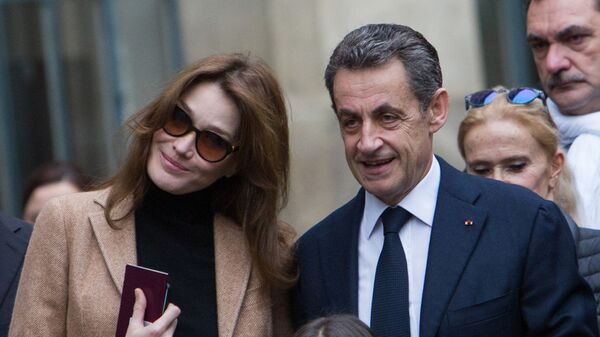 Лидер партии Республиканцы Николя Саркози (второй слева) с супругой Карлой Бруни