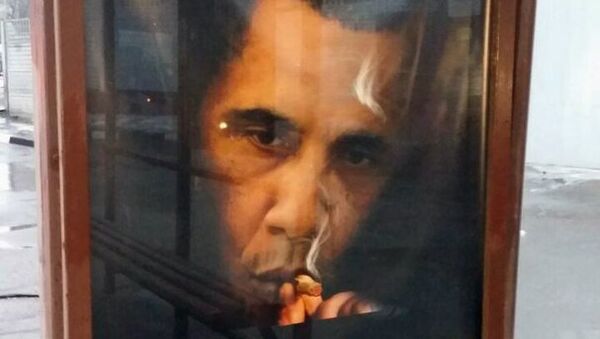Плакат с изображением президента США Барака Обамы на остановке общественного транспорта на пересечении Сущевского вала и улицы Двинцев в Москве. Архивное фото