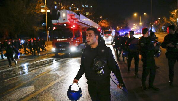 Полиция на месте взрыва у общежития для военных в центре Анкары, Турция. 17 февраля 2016 год