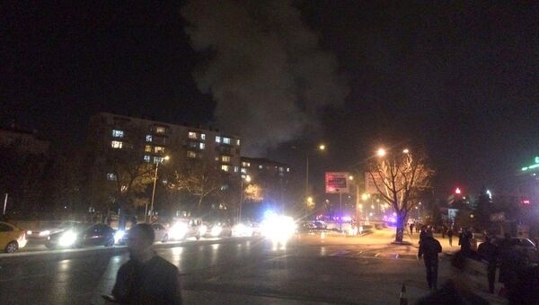 Пожарные на месте взрыва у общежития для военных в центре Анкары, Турция. 17 февраля 2016 год