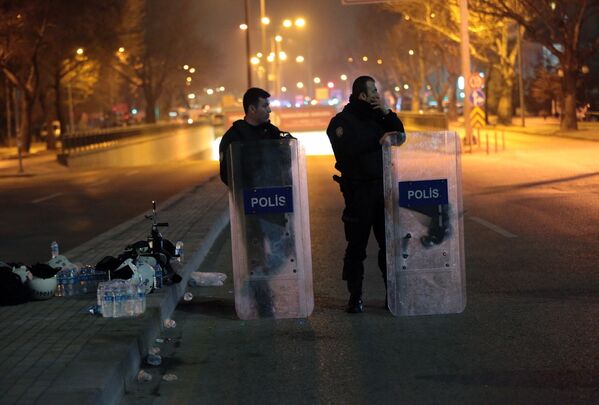Полиция на месте взрыва у общежития для военных в центре Анкары, Турция