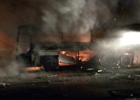 Горящий автобус на месте взрыва у общежития для военных в центре Анкары, Турция