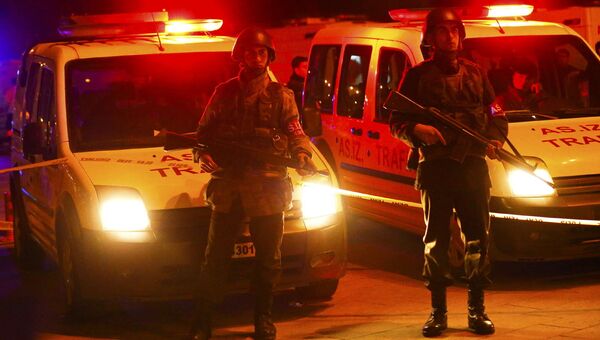 Полиция на месте взрыва у общежития для военных в центре Анкары, Турция