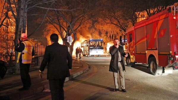 Пожарные на месте взрыва у общежития для военных в центре Анкары, Турция
