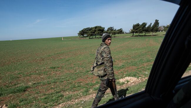 Военнослужащий Сирийской Арабской армии в освобожденном от боевиков поселке Охрус в провинции Алеппо. Архивное фото