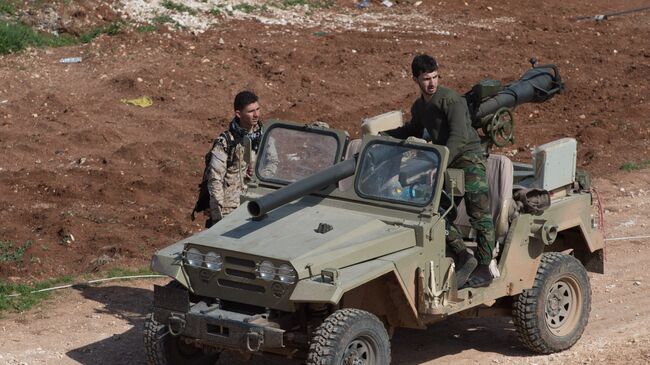 Военнослужащие Сирийской Арабской армии в освобожденном от боевиков поселке Охрус в провинции Алеппо