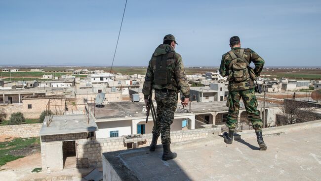 Военнослужащие Сирийской Арабской армии в освобожденном от боевиков поселке Охрус в провинции Алеппо. Архивное фото