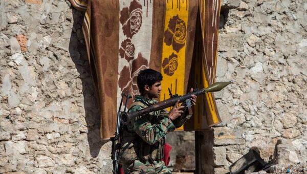 Военнослужащий Сирийской Арабской армии в освобожденном от боевиков поселке Охрус в провинции Алеппо