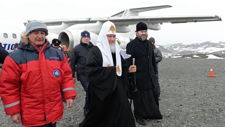 Начальник Российской Антарктической экспедиции Валерий Лукин и патриарх Московский и всея Руси Кирилл во время визита на остров Ватерлоо в Антарктиде