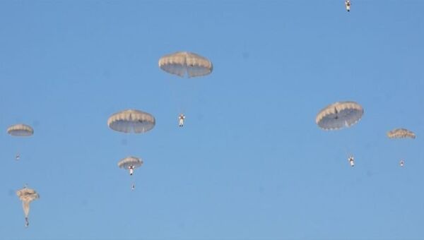 Сотни десантников на парашютах высадились на заснеженные поля под Псковом