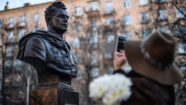 Торжественное открытие бюста генерала Черняховского в Москве на улице его имени