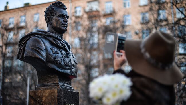 Торжественное открытие бюста генерала Черняховского в Москве на улице его имени