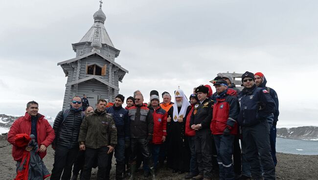 Патриарх Московский и всея Руси Кирилл фотографируется с участниками экспедиции во время визита на российскую полярную станцию Беллинсгаузен на острове Ватерлоо в Антарктиде