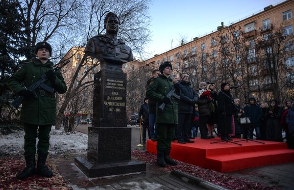 Почетный караул и приглашенные гости перед началом торжественной церемонии открытия бюста генералу-армии, дважды Герою Советского Союза Ивану Черняховскому Почетный караул и приглашенные гости перед началом торжественной церемонии открытия бюста генералу-армии, дважды Герою Советского Союза Ивану Черняховскому