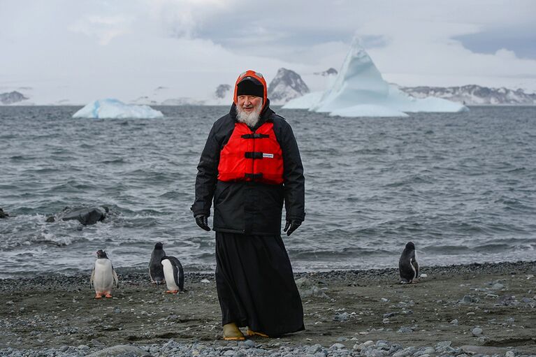 Патриарх Московский и всея Руси Кирилл во время визита на российскую полярную станцию Беллинсгаузен на острове Ватерлоо в Антарктиде