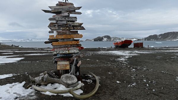 Указатель направлений на различные города на острове Ватерлоо в Антарктиде