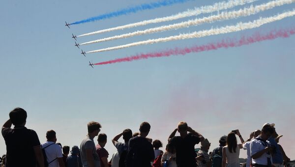 Зрители наблюдают за выступлением пилотажной группы Королевских ВВС Великобритании Красные стрелы