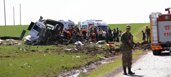 Сотрудники экстренных служб на месте взрыва военного конвоя в турецкой провинции Диярбакыр