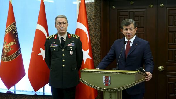 Премьер-министр Турции Ахмет Давутоглу и начальник штаба генерал Хулуси Акар в штаб-квартире армии Турции в Анкаре